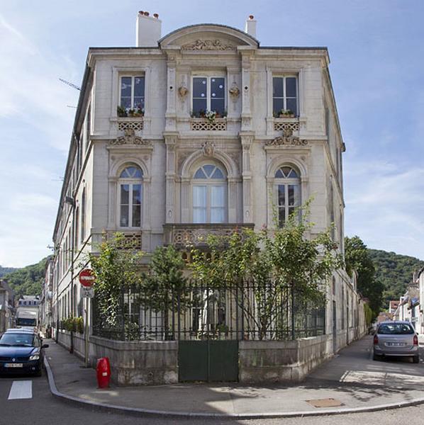 Façade d'angle : de face.
