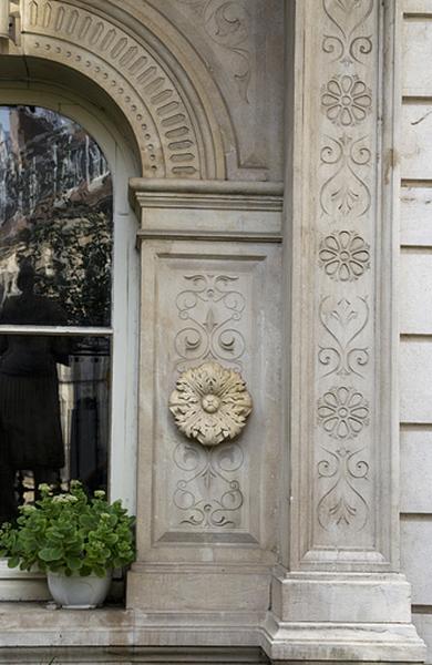 Façade d'angle, baie du rez-de-chaussée : détail du décor de l'enncadrement.