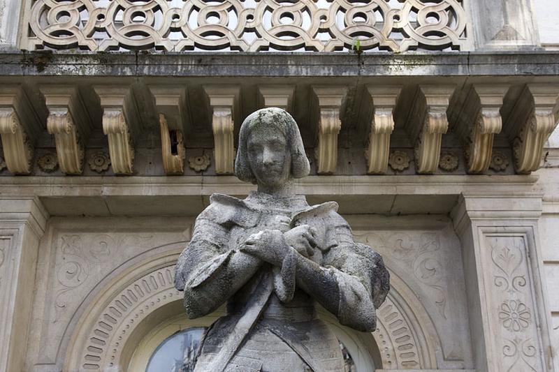 Statue de Jeanne d'arc devant la façade d'angle : détail du buste.