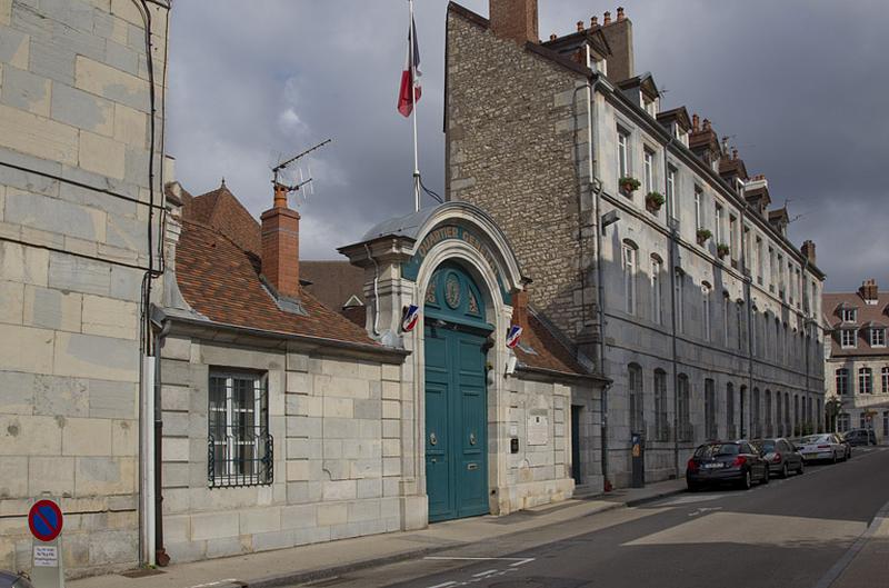 Façade, rue Charles Nodier : de trois quarts gauche.