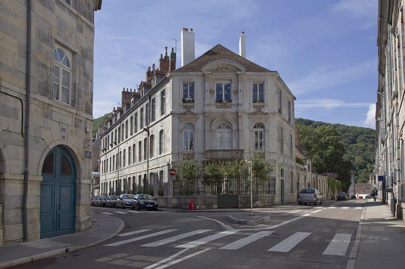 Vue d'ensemble éloignée depuis le carrefour des deux rues.