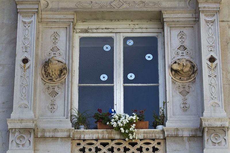 Façade d'angle, deuxième étage, baie centrale : vue d'ensemble.