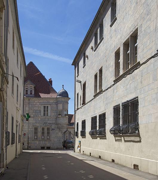 Logis principal, façade latérale droite sur rue : de trois quarts droit.