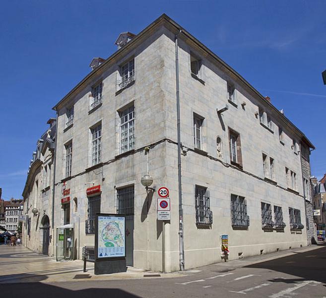 Logis principal : vue d'ensemble depuis l'angle des deux rues.