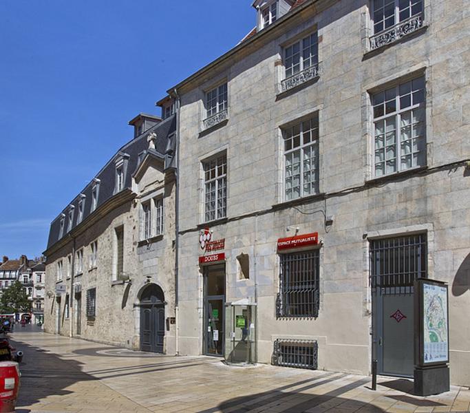 Logis principal : vue d'ensemble de la façade antérieure, de trois quarts droit.