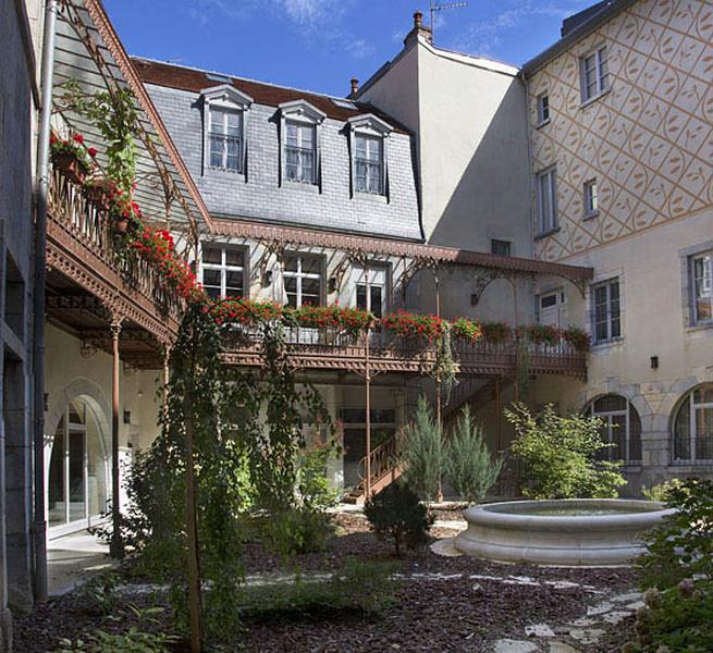 Logis principal : vue des façades depuis le fond de la cour.