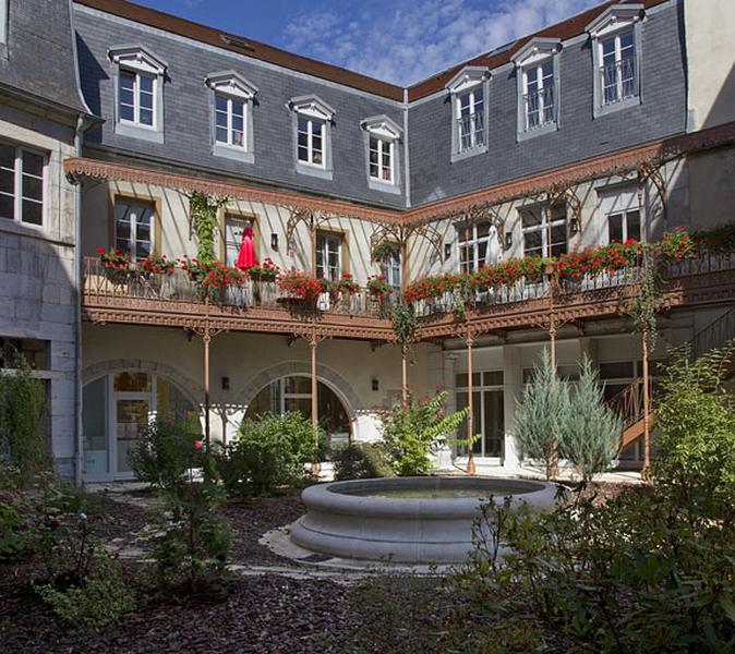 Logis principal : vue des façades depuis le fond de la cour.
