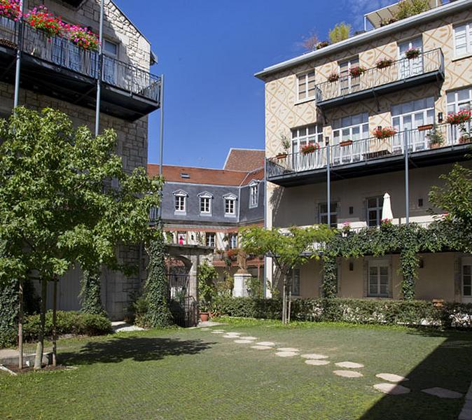 Logis secondaire depuis le fond de l'ancien jardin : de trois quarts droit.