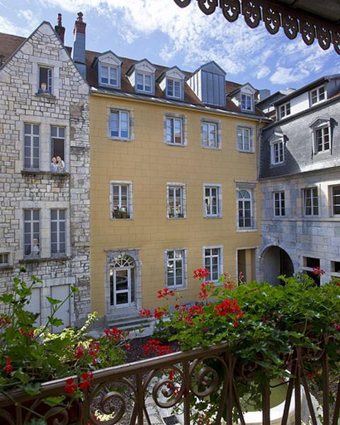 Logis principal, aile droite : façade sur cour, de trois quarts gauche.