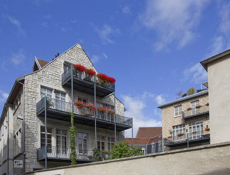 Logis principal, pignon de l'aile droite : vue d'ensemble depuis la rue d'Anvers.