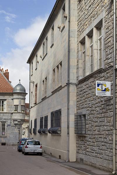 Logis principal, aile droite, façade postérieure depuis la rue d'Anvers : de trois quarts droit.