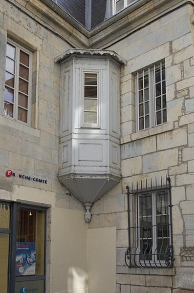 Logis principal, façade antérieure, partie gauche : détail d'une logette.