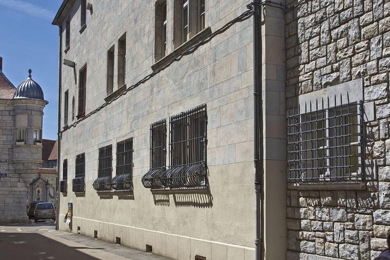 Logis principal, aile droite, façade postérieure : de trois quarts droit.