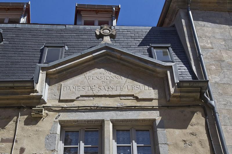 Logis principal, façade antérieure : détail de l'inscription.