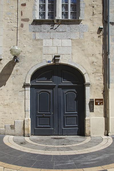 Logis principal, façade antérieure : détail du portail d'entrée.