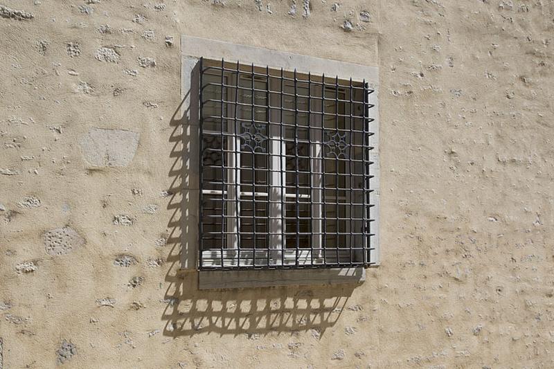 Logis principal, façade antérieure : détail d'une grille de fenêtre.