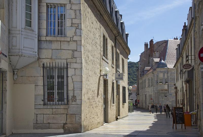 Logis principal, façade antérieure, partie gauche : de trois quarts gauche.