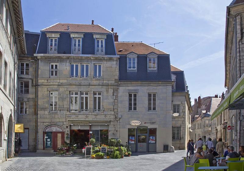 Logis principal, façade antérieure, partie gauche : vue éloignée depuis la place Pasteur.
