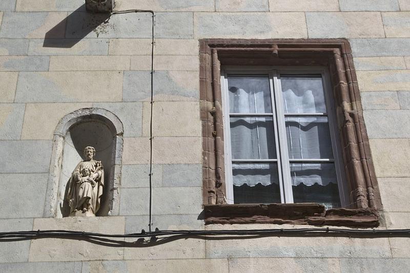 Logis principal, aile droite, façade postérieure : détail d'une niche et d'une fenêtre du premier étage.
