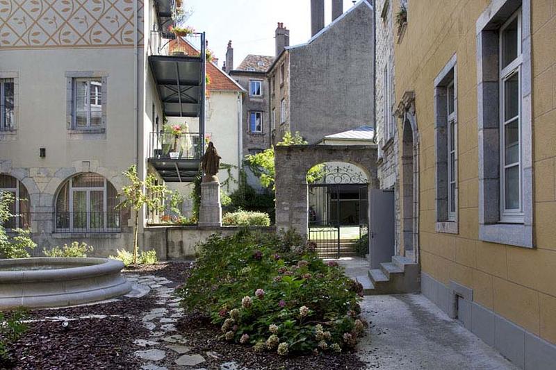Vue de la cour depuis l'entrée.