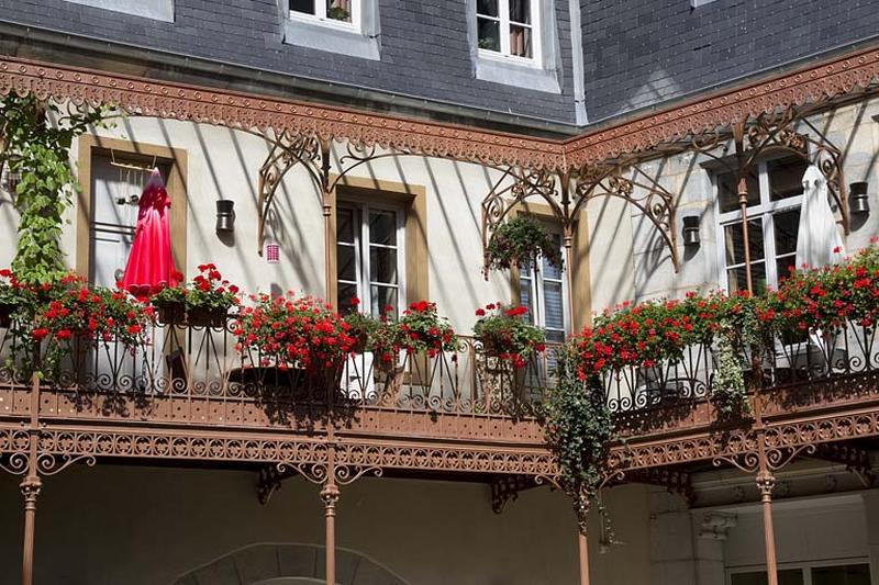 Logis principal, premier étage sur cour : détail du auvent métallique.