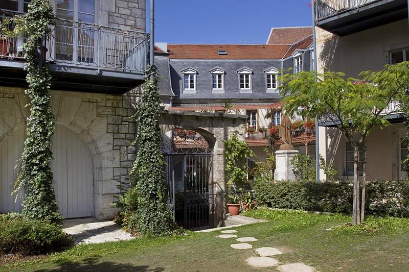 Détail de la porte séparant la cour de l'ancien jardin.