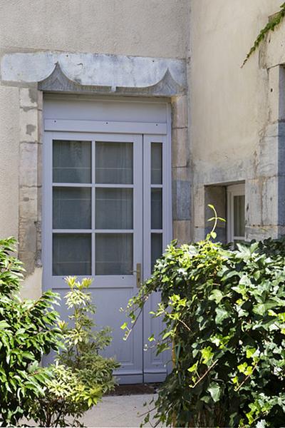 Logis principal, aile gauche sur cour : détail d'une porte du rez-de-chaussée.