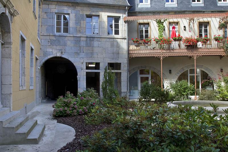 Logis principal, façade postérieure : détail du passage cocher depuis le fond de la cour.