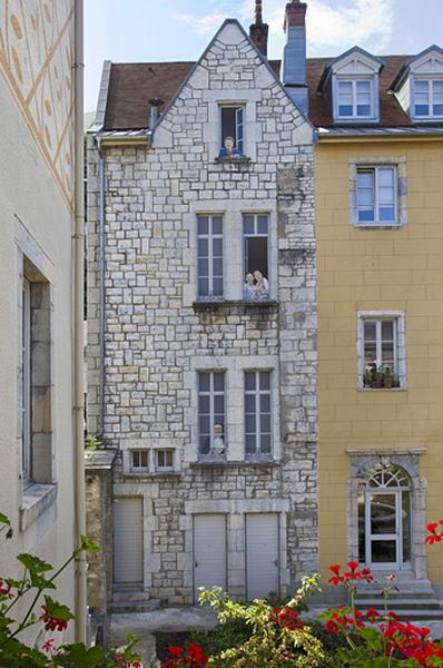 Logis principal, extrémité de l'aile droite : façade sur cour, de face.