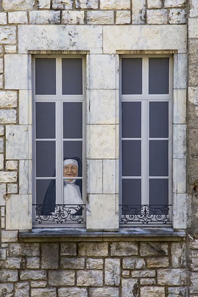 Logis principal, extrémité de l'aile droite, façade sur cour : détail des fenêtres du premier étage.