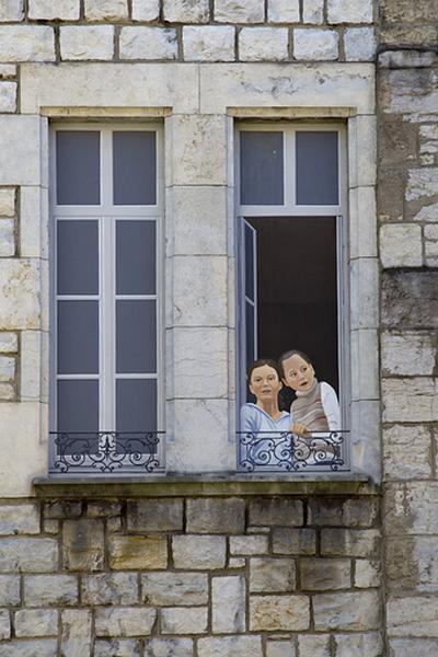 Logis principal, extrémité de l'aile droite, façade sur cour : détail des fenêtres du deuxième étage.