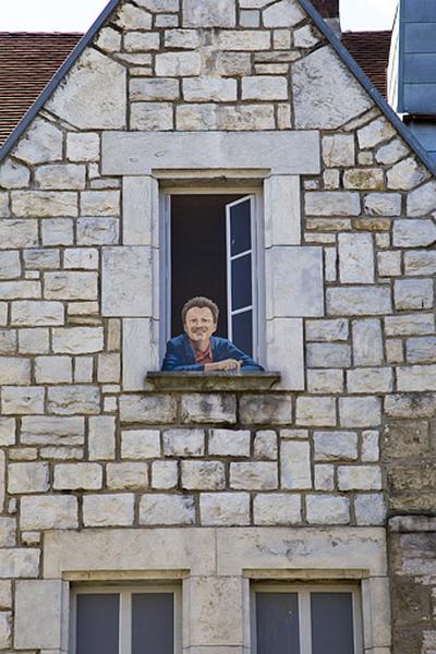 Logis principal, extrémité de l'aile droite, façade sur cour : détail de la fenêtre du pignon.