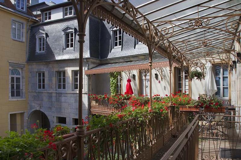 Logis principal : vue de l'intérieur du auvent métallique.