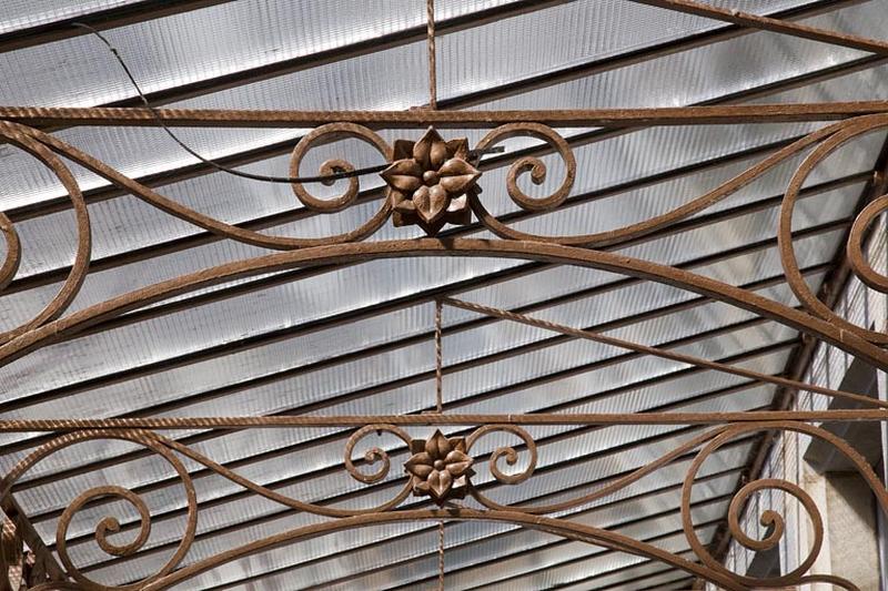 Logis principal : détail de la structure métallique du auvent.
