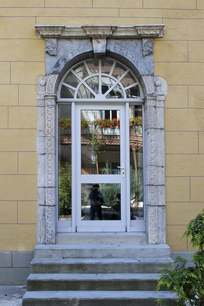 Logis principal, aile droite, façade sur cour : détail d'une porte du rez-de-chaussée.