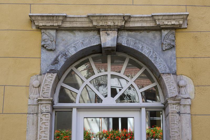 Logis principal, aile droite, façade sur cour, porte du rez-de-chaussée : détail de la partie supérieure.