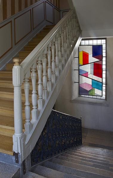 Logis principal, intérieur : détail de la partie supérieure de l'escalier avec une rampe en bois tourné.