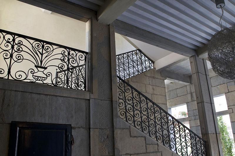 Logis principal, intérieur, escalier : détail des premières volées depuis le passage cocher.