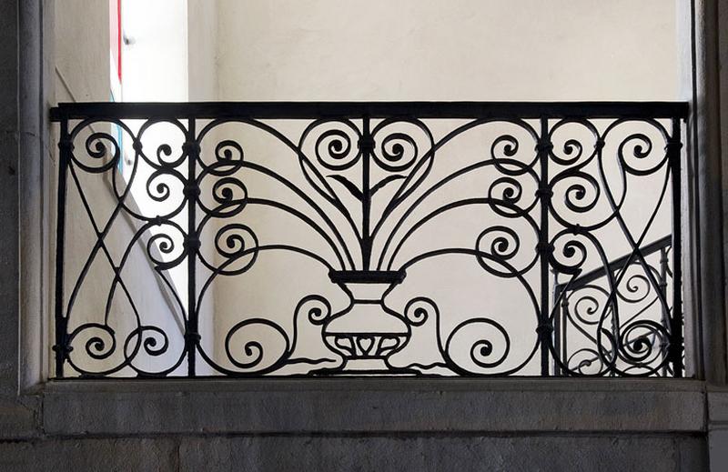 Logis principal, intérieur, escalier : détail d'un garde corps en ferronnerie.