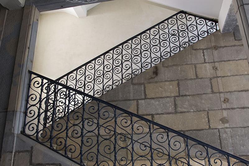 Logis principal, intérieur, escalier : détail de la rampe en ferronnerie.