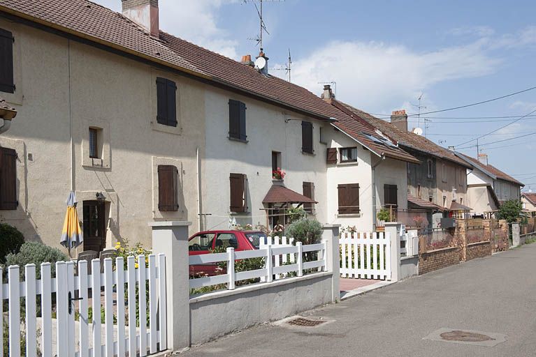 Alignements de maisons sur la rue.