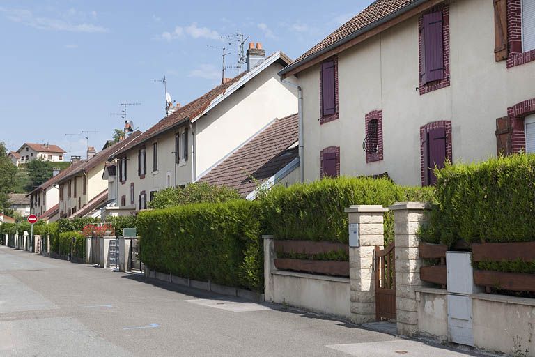 Rue d'Arras. Façades vues de trois quarts.