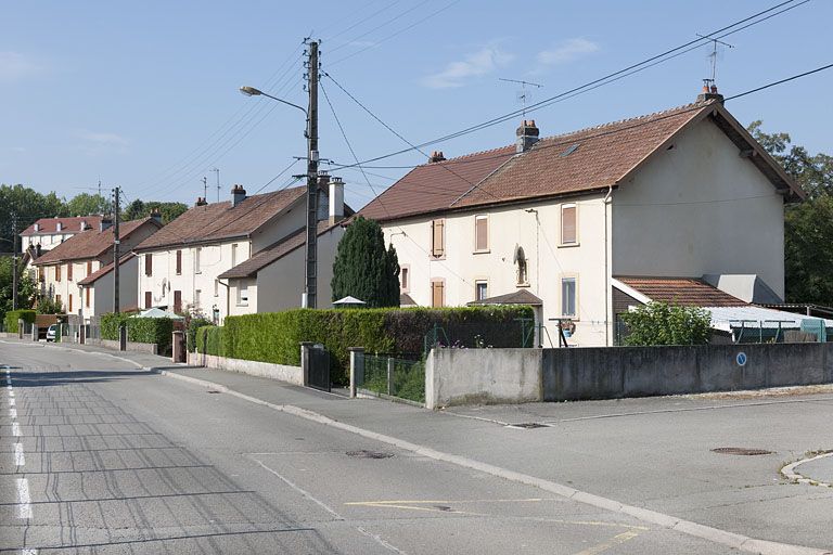 Vue d'ensemble des habitations situées au sud de la rue de Verdun.