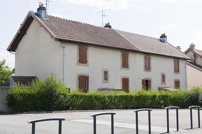 Rue de Verdun. Habitation vue de trois quarts arrière.
