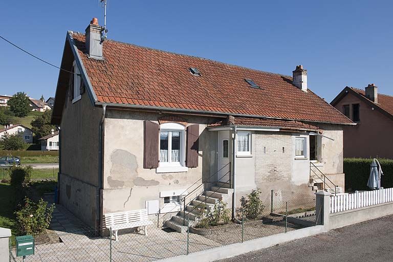 Maison jumelée. Vue de trois quarts.