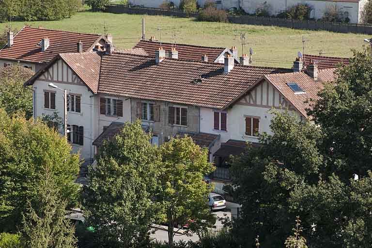 Immeuble de 8 logements. Vue plongeante depuis l'ouest.