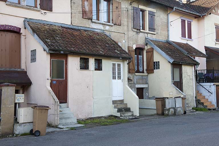Immeuble de 8 logements. Les entrées.