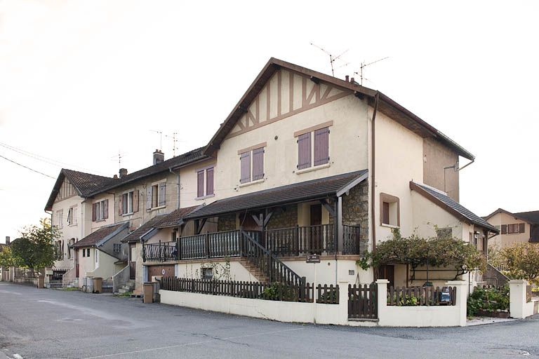 Immeuble de 8 logements. Vue de trois quarts gauche.