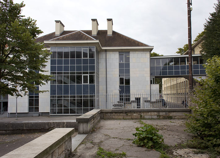 Vue du bâtiment Charvet et de la passerelle le reliant au bâtiment Chamars.