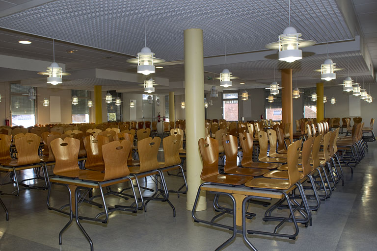 Réfectoire du lycée situé dans le bâtiment Charvet (restauration).